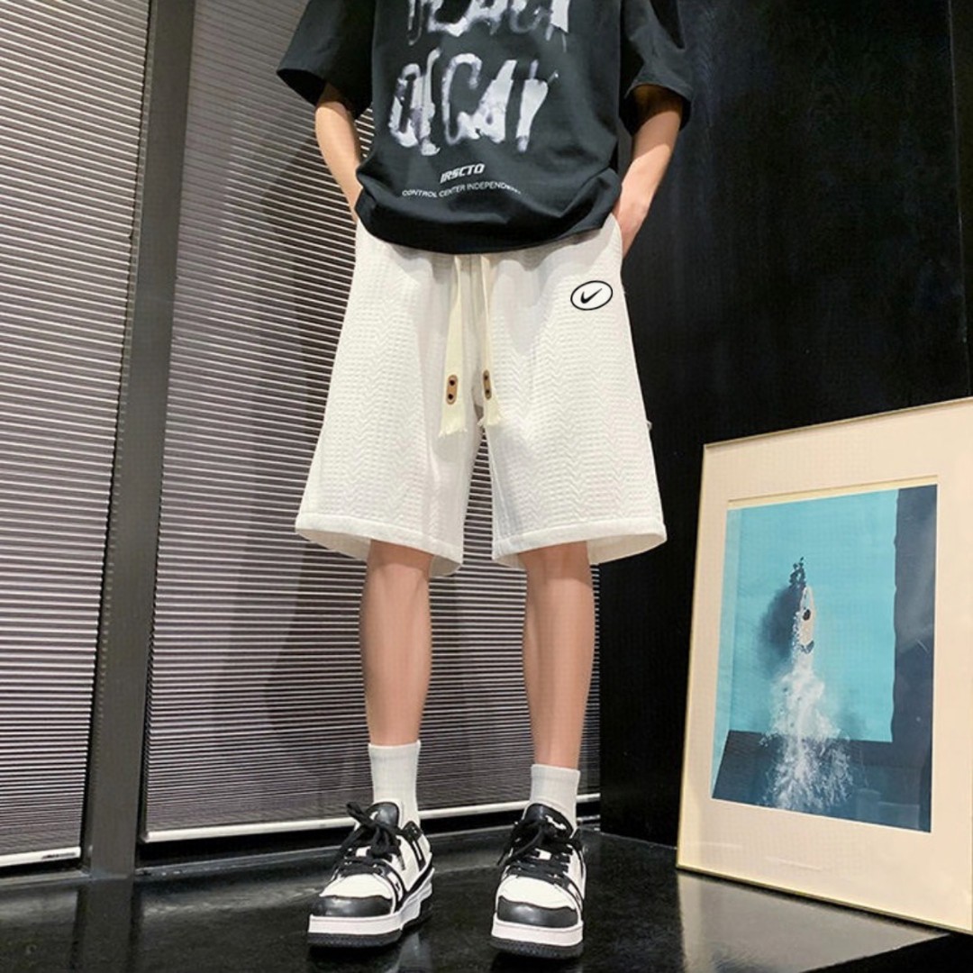 ❇️ 上新💰140
NIKE/耐克 夏季新款个性提花纹理百搭舒适运动短裤五分裤，男女同款。

⚠️面料采用个性提花工艺，层次感十足，插兜处耐克立体单勾贴标，简约又不简单❤️
⚠️ins/抖音/小红书 爆款单品，超级百搭，不挑人不挑身材，男生女生都可以穿，搭配情侣装效果真是绝了👍🏻

颜色：黑色 白色
尺码：M-3XL（见图9）