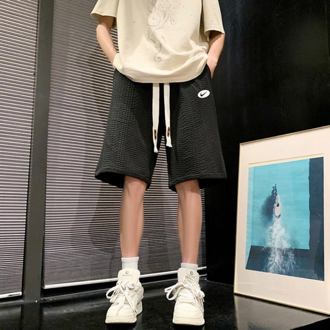 ❇️ 上新💰140
NIKE/耐克 夏季新款个性提花纹理百搭舒适运动短裤五分裤，男女同款。

⚠️面料采用个性提花工艺，层次感十足，插兜处耐克立体单勾贴标，简约又不简单❤️
⚠️ins/抖音/小红书 爆款单品，超级百搭，不挑人不挑身材，男生女生都可以穿，搭配情侣装效果真是绝了👍🏻

颜色：黑色 白色
尺码：M-3XL（见图9）