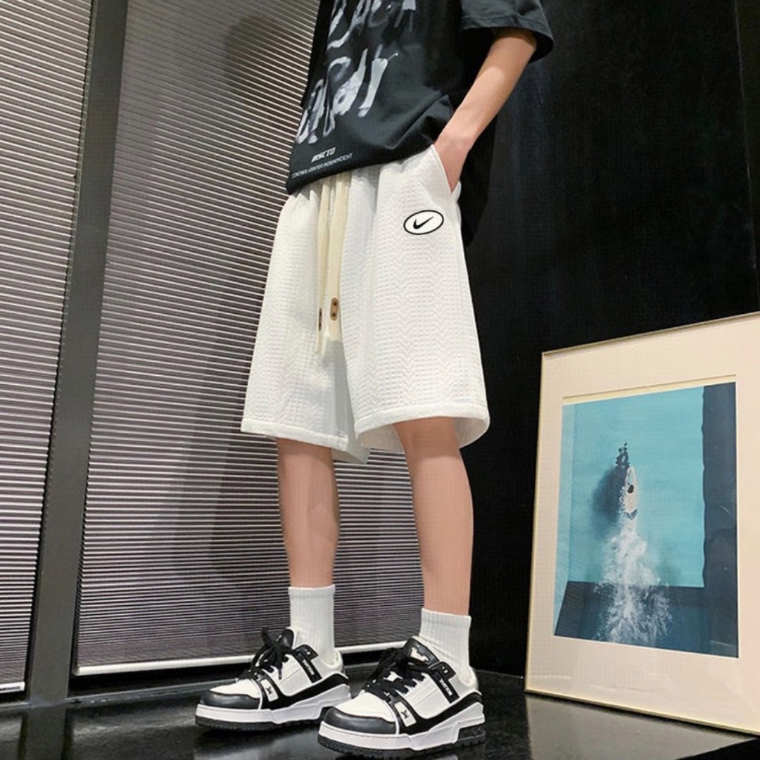 ❇️ 上新💰140
NIKE/耐克 夏季新款个性提花纹理百搭舒适运动短裤五分裤，男女同款。

⚠️面料采用个性提花工艺，层次感十足，插兜处耐克立体单勾贴标，简约又不简单❤️
⚠️ins/抖音/小红书 爆款单品，超级百搭，不挑人不挑身材，男生女生都可以穿，搭配情侣装效果真是绝了👍🏻

颜色：黑色 白色
尺码：M-3XL（见图9）