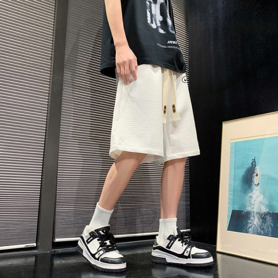 ❇️ 上新💰140
NIKE/耐克 夏季新款个性提花纹理百搭舒适运动短裤五分裤，男女同款。

⚠️面料采用个性提花工艺，层次感十足，插兜处耐克立体单勾贴标，简约又不简单❤️
⚠️ins/抖音/小红书 爆款单品，超级百搭，不挑人不挑身材，男生女生都可以穿，搭配情侣装效果真是绝了👍🏻

颜色：黑色 白色
尺码：M-3XL（见图9）