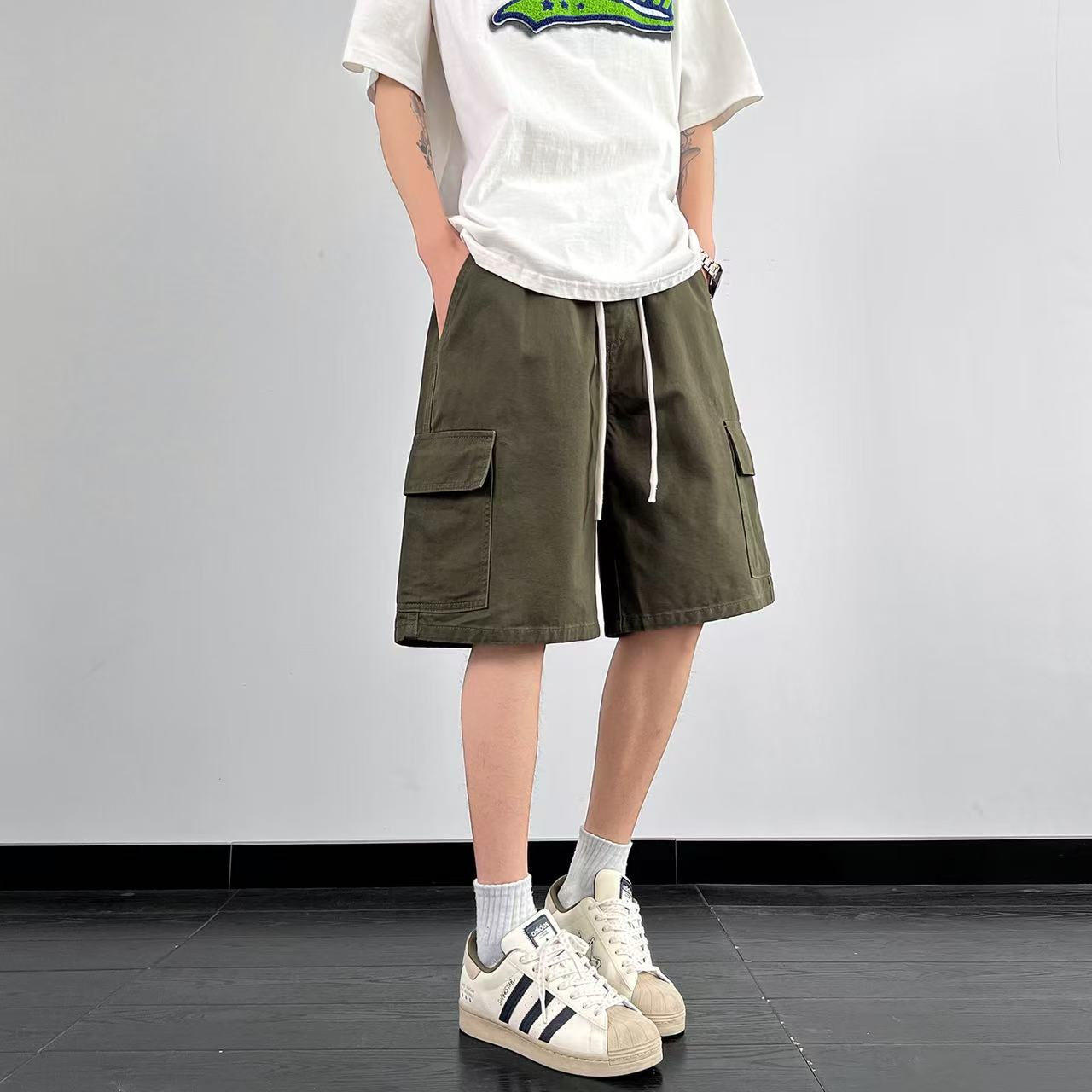 ❇️ 上新💰150
Stone Island/石头岛 夏季美式高街多功能口袋工装牛仔短裤五分裤，男女同款。

⚠️海外版石头岛夏季最新系列，抽绳腰围可以自由调节，裤型两侧大口袋设计，袋口石头岛贴标logo，简约耐看，超级有范。
⚠️oversize中性宽松百搭版型，男生女生都可以穿，绝对是这个夏季最有个性最有潮流范的牛仔短裤了，上身效果超级nice，小红书高人气爆款单品。

颜色：黑色 卡其色 军绿色
尺码：M-3XL（见图9）