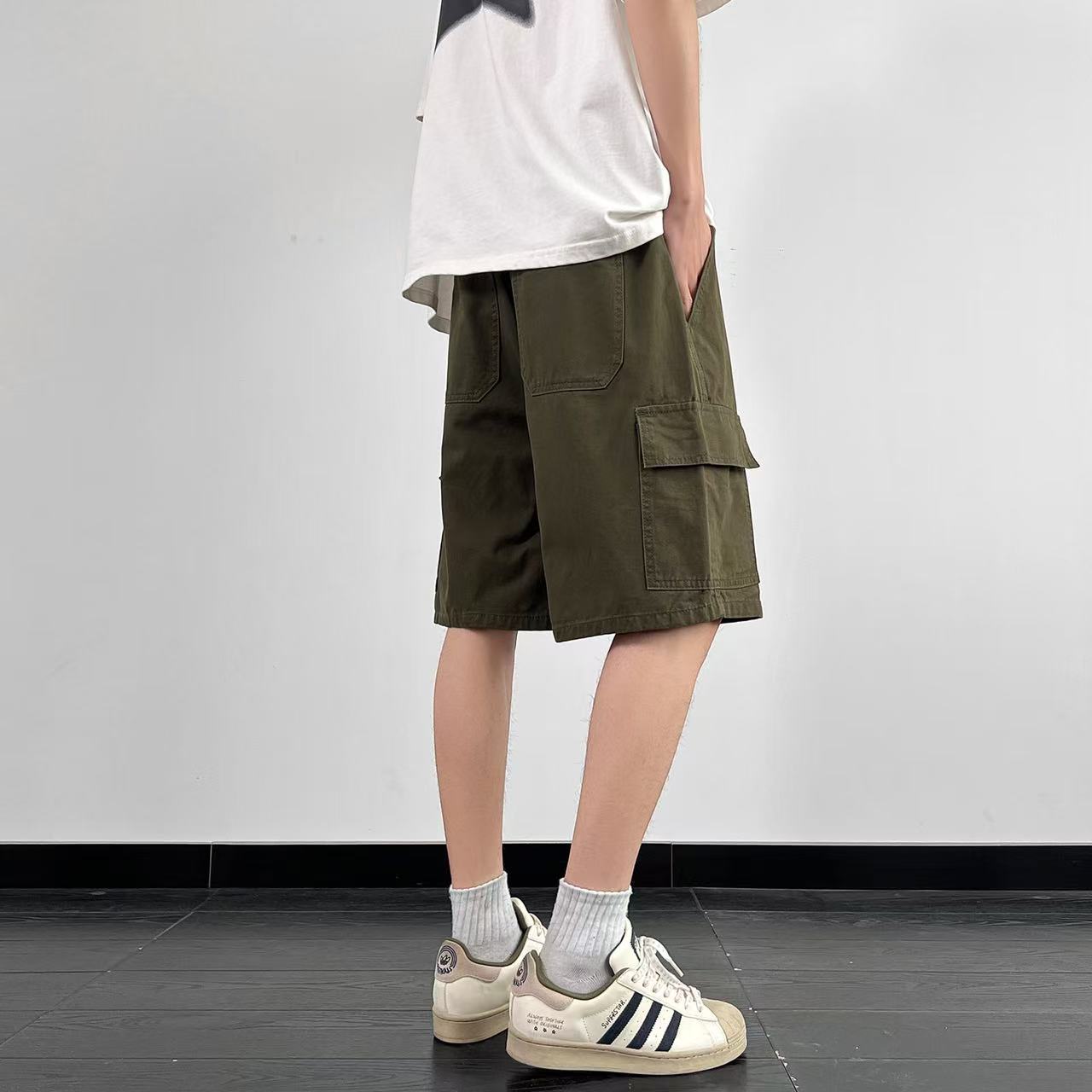❇️ 上新💰150
Stone Island/石头岛 夏季美式高街多功能口袋工装牛仔短裤五分裤，男女同款。

⚠️海外版石头岛夏季最新系列，抽绳腰围可以自由调节，裤型两侧大口袋设计，袋口石头岛贴标logo，简约耐看，超级有范。
⚠️oversize中性宽松百搭版型，男生女生都可以穿，绝对是这个夏季最有个性最有潮流范的牛仔短裤了，上身效果超级nice，小红书高人气爆款单品。

颜色：黑色 卡其色 军绿色
尺码：M-3XL（见图9）