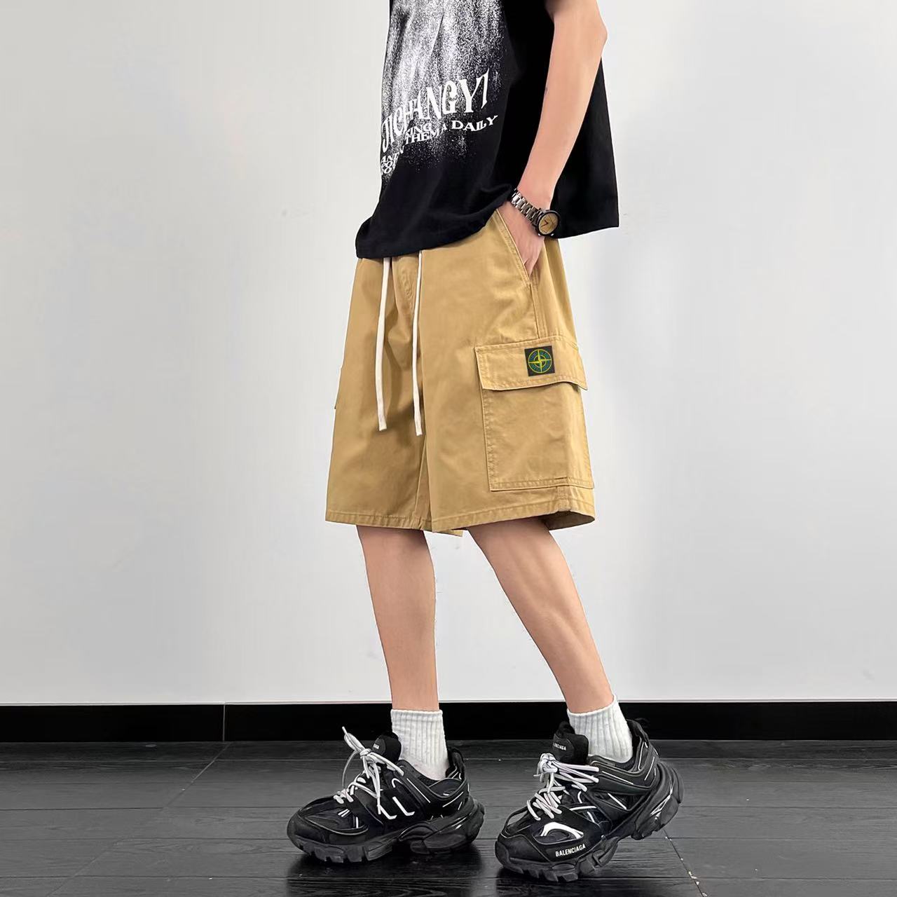❇️ 上新💰150
Stone Island/石头岛 夏季美式高街多功能口袋工装牛仔短裤五分裤，男女同款。

⚠️海外版石头岛夏季最新系列，抽绳腰围可以自由调节，裤型两侧大口袋设计，袋口石头岛贴标logo，简约耐看，超级有范。
⚠️oversize中性宽松百搭版型，男生女生都可以穿，绝对是这个夏季最有个性最有潮流范的牛仔短裤了，上身效果超级nice，小红书高人气爆款单品。

颜色：黑色 卡其色 军绿色
尺码：M-3XL（见图9）
