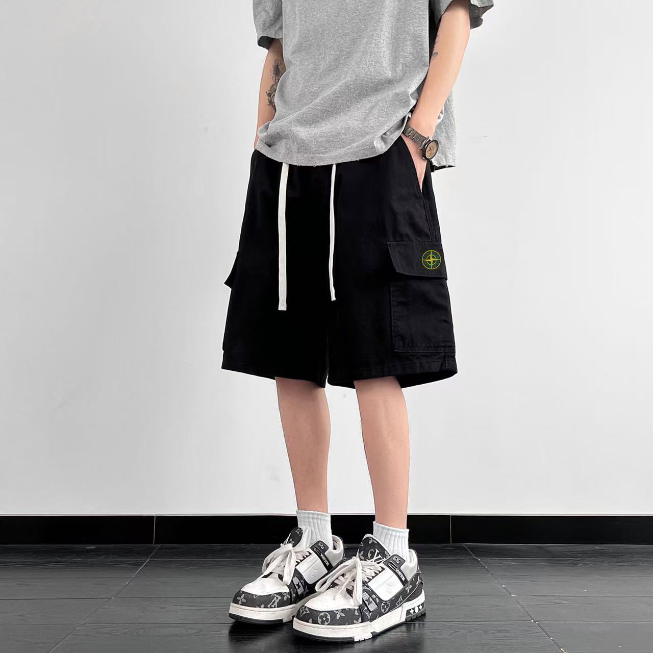 ❇️ 上新💰150
Stone Island/石头岛 夏季美式高街多功能口袋工装牛仔短裤五分裤，男女同款。

⚠️海外版石头岛夏季最新系列，抽绳腰围可以自由调节，裤型两侧大口袋设计，袋口石头岛贴标logo，简约耐看，超级有范。
⚠️oversize中性宽松百搭版型，男生女生都可以穿，绝对是这个夏季最有个性最有潮流范的牛仔短裤了，上身效果超级nice，小红书高人气爆款单品。

颜色：黑色 卡其色 军绿色
尺码：M-3XL（见图9）