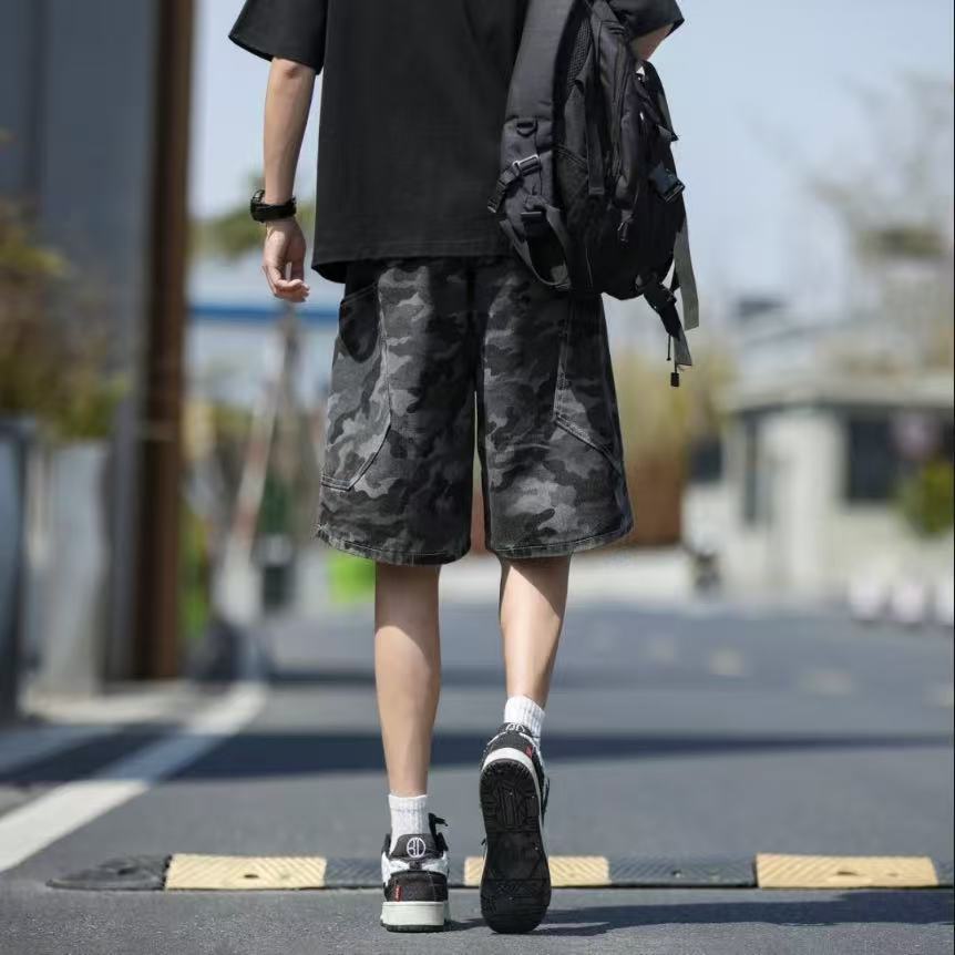 🛒购物价： 上新💰125。 
Stussy/斯图西 夏季海外版美式复古迷彩色工装牛仔短裤五分裤，男女同款。

⚠️甄选原单复刻迷彩牛仔布面料，搭配复古水洗工艺，每一件都是反复多次水洗才能达到最佳的色彩，腰围采用抽绳松紧腰设计，裤型左侧后口袋斯图西贴标设计。 

夏季百搭款，随机搭配任意上衣都超级好看，ins/小红书 教你搭配上身，男生女生都可以穿，也可搭配情侣。 

颜色：迷彩色
尺码：M-3XL（详情见图9）