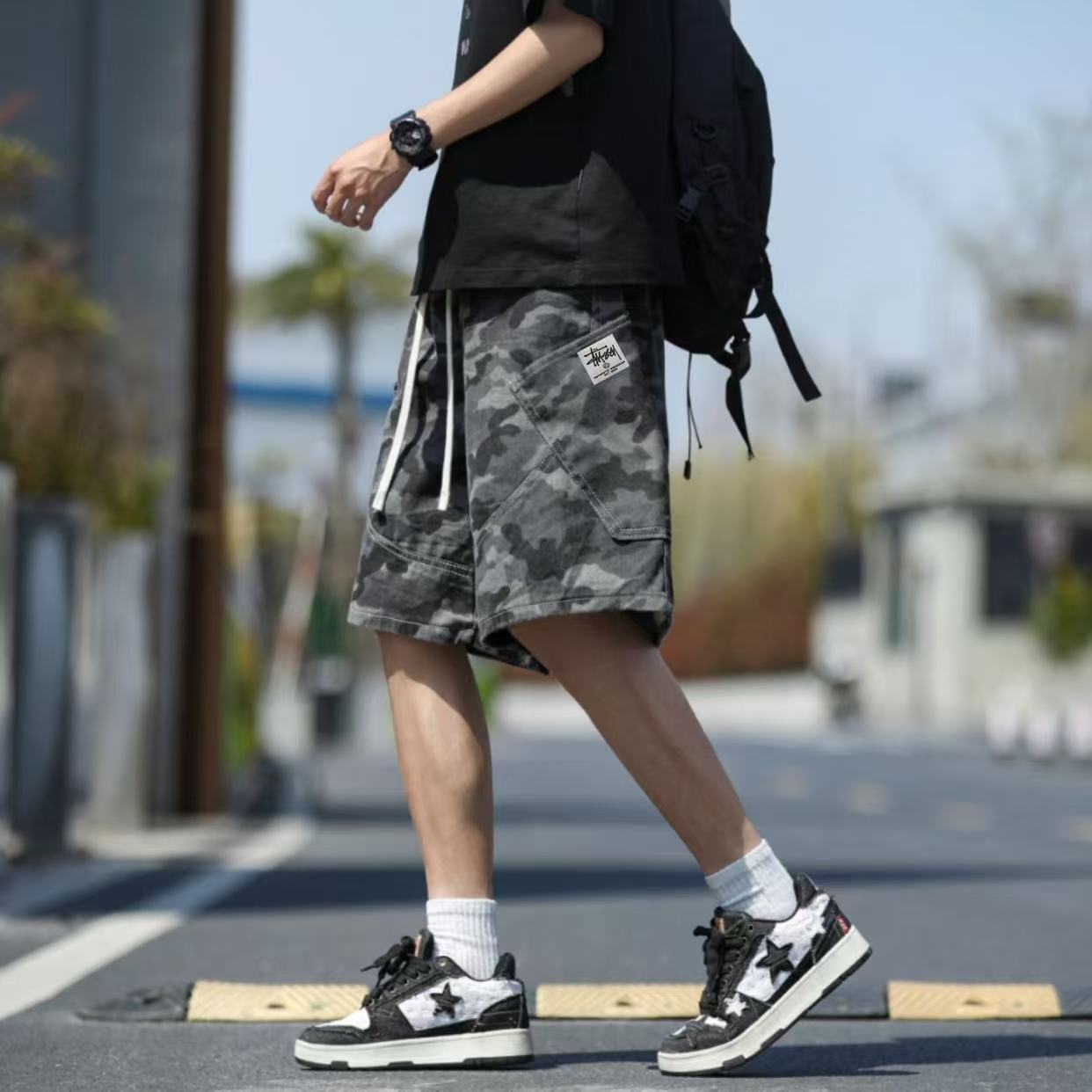 🛒购物价： 上新💰125。 
Stussy/斯图西 夏季海外版美式复古迷彩色工装牛仔短裤五分裤，男女同款。

⚠️甄选原单复刻迷彩牛仔布面料，搭配复古水洗工艺，每一件都是反复多次水洗才能达到最佳的色彩，腰围采用抽绳松紧腰设计，裤型左侧后口袋斯图西贴标设计。 

夏季百搭款，随机搭配任意上衣都超级好看，ins/小红书 教你搭配上身，男生女生都可以穿，也可搭配情侣。 

颜色：迷彩色
尺码：M-3XL（详情见图9）