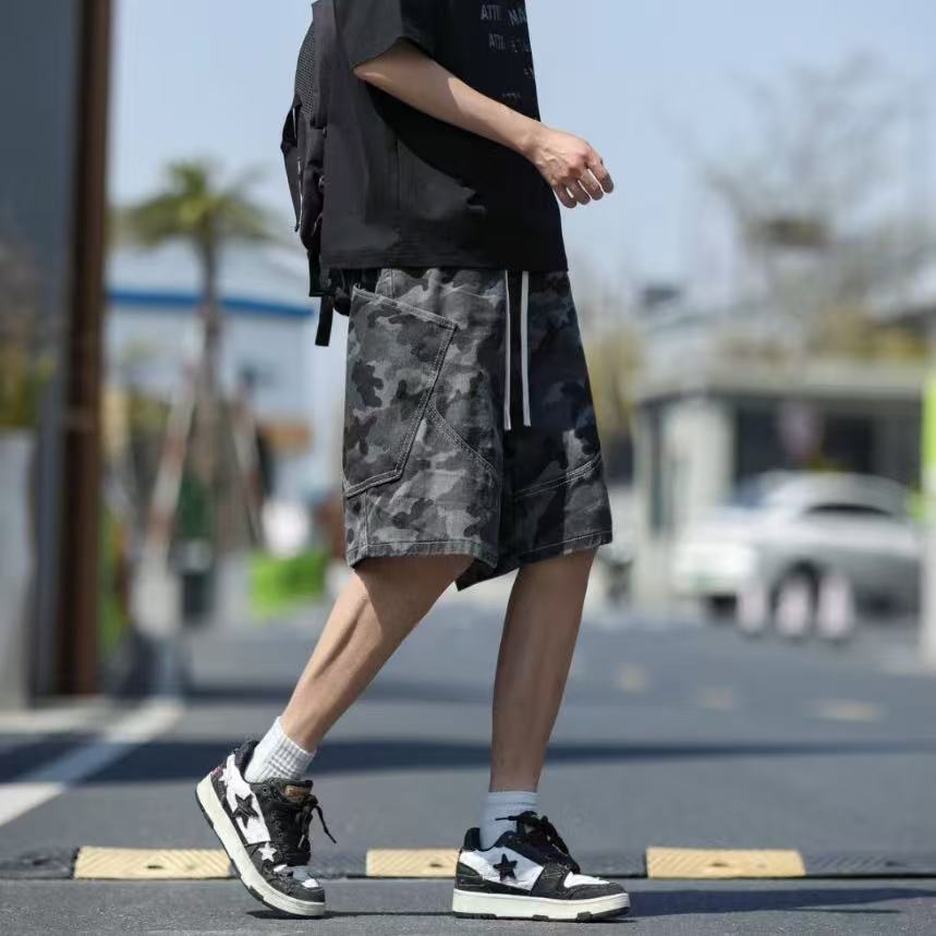 🛒购物价： 上新💰125。 
Stussy/斯图西 夏季海外版美式复古迷彩色工装牛仔短裤五分裤，男女同款。

⚠️甄选原单复刻迷彩牛仔布面料，搭配复古水洗工艺，每一件都是反复多次水洗才能达到最佳的色彩，腰围采用抽绳松紧腰设计，裤型左侧后口袋斯图西贴标设计。 

夏季百搭款，随机搭配任意上衣都超级好看，ins/小红书 教你搭配上身，男生女生都可以穿，也可搭配情侣。 

颜色：迷彩色
尺码：M-3XL（详情见图9）