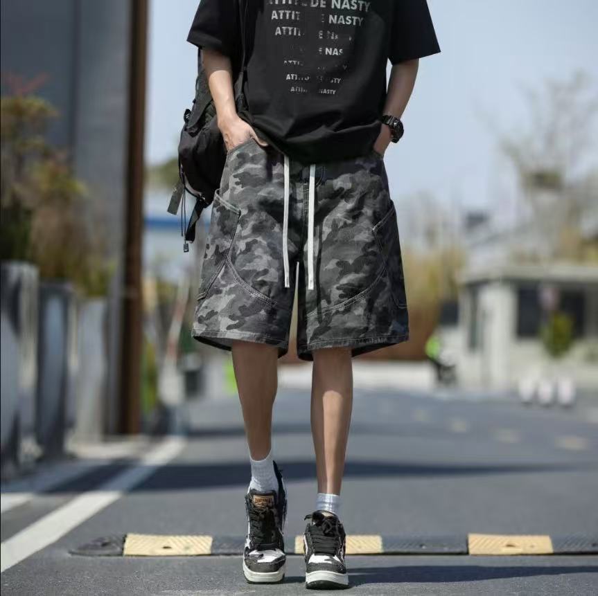🛒购物价： 上新💰125。 
Stussy/斯图西 夏季海外版美式复古迷彩色工装牛仔短裤五分裤，男女同款。

⚠️甄选原单复刻迷彩牛仔布面料，搭配复古水洗工艺，每一件都是反复多次水洗才能达到最佳的色彩，腰围采用抽绳松紧腰设计，裤型左侧后口袋斯图西贴标设计。 

夏季百搭款，随机搭配任意上衣都超级好看，ins/小红书 教你搭配上身，男生女生都可以穿，也可搭配情侣。 

颜色：迷彩色
尺码：M-3XL（详情见图9）