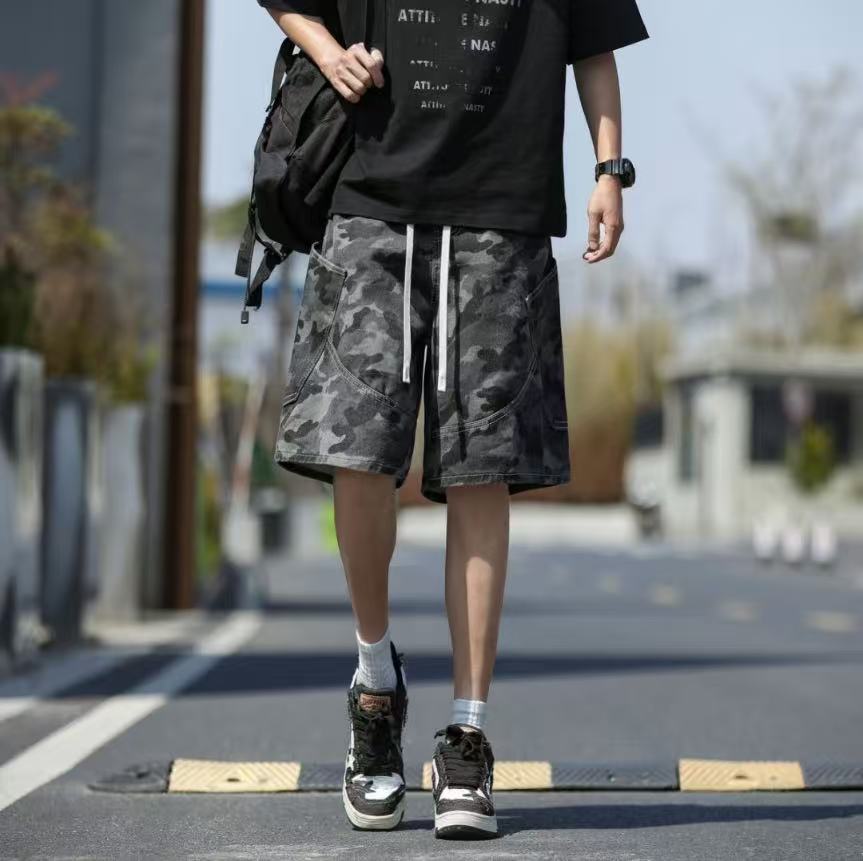 🛒购物价： 上新💰125。 
Stussy/斯图西 夏季海外版美式复古迷彩色工装牛仔短裤五分裤，男女同款。

⚠️甄选原单复刻迷彩牛仔布面料，搭配复古水洗工艺，每一件都是反复多次水洗才能达到最佳的色彩，腰围采用抽绳松紧腰设计，裤型左侧后口袋斯图西贴标设计。 

夏季百搭款，随机搭配任意上衣都超级好看，ins/小红书 教你搭配上身，男生女生都可以穿，也可搭配情侣。 

颜色：迷彩色
尺码：M-3XL（详情见图9）