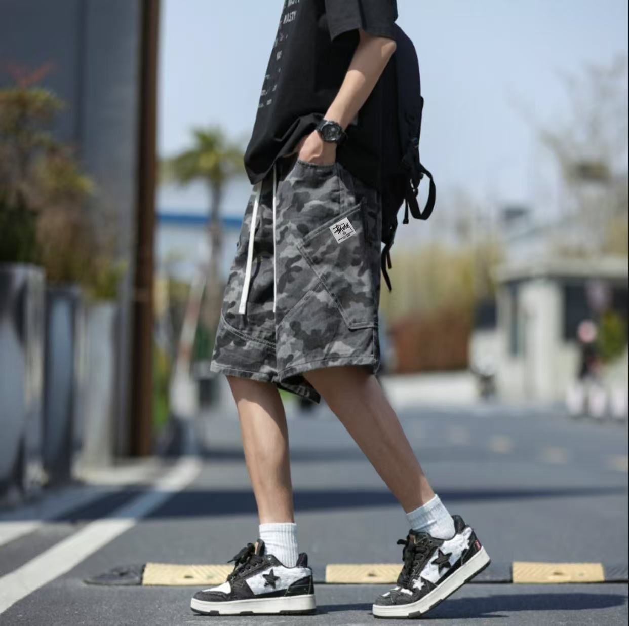 🛒购物价： 上新💰125。 
Stussy/斯图西 夏季海外版美式复古迷彩色工装牛仔短裤五分裤，男女同款。

⚠️甄选原单复刻迷彩牛仔布面料，搭配复古水洗工艺，每一件都是反复多次水洗才能达到最佳的色彩，腰围采用抽绳松紧腰设计，裤型左侧后口袋斯图西贴标设计。 

夏季百搭款，随机搭配任意上衣都超级好看，ins/小红书 教你搭配上身，男生女生都可以穿，也可搭配情侣。 

颜色：迷彩色
尺码：M-3XL（详情见图9）