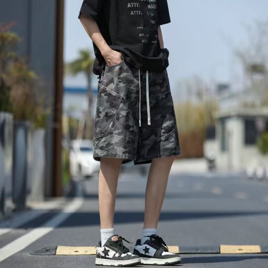 🛒购物价： 上新💰125。 
Stussy/斯图西 夏季海外版美式复古迷彩色工装牛仔短裤五分裤，男女同款。

⚠️甄选原单复刻迷彩牛仔布面料，搭配复古水洗工艺，每一件都是反复多次水洗才能达到最佳的色彩，腰围采用抽绳松紧腰设计，裤型左侧后口袋斯图西贴标设计。 

夏季百搭款，随机搭配任意上衣都超级好看，ins/小红书 教你搭配上身，男生女生都可以穿，也可搭配情侣。 

颜色：迷彩色
尺码：M-3XL（详情见图9）
