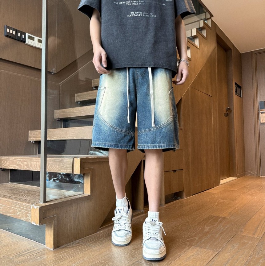🛒购物价： 💰125。 
Stussy/斯图西 夏季海外版美式复古工装牛仔短裤五分裤，男女同款。

甄选原单复刻牛仔布面料，搭配复古水洗工艺，每一件都是反复多次水洗才能达到最佳的色彩，腰围采用抽绳松紧腰设计，裤型左侧后口袋斯图西贴标设计。 

夏季百搭款，随机搭配任意上衣都超级好看，ins/小红书 教你搭配上身，男生女生都可以穿，也可搭配情侣。

颜色：怀旧蓝 浅蓝
尺码：M-3XL（见图9）