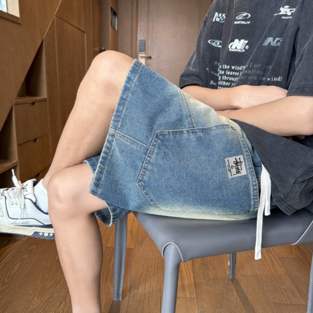 🛒购物价： 💰125。 
Stussy/斯图西 夏季海外版美式复古工装牛仔短裤五分裤，男女同款。

甄选原单复刻牛仔布面料，搭配复古水洗工艺，每一件都是反复多次水洗才能达到最佳的色彩，腰围采用抽绳松紧腰设计，裤型左侧后口袋斯图西贴标设计。 

夏季百搭款，随机搭配任意上衣都超级好看，ins/小红书 教你搭配上身，男生女生都可以穿，也可搭配情侣。

颜色：怀旧蓝 浅蓝
尺码：M-3XL（见图9）