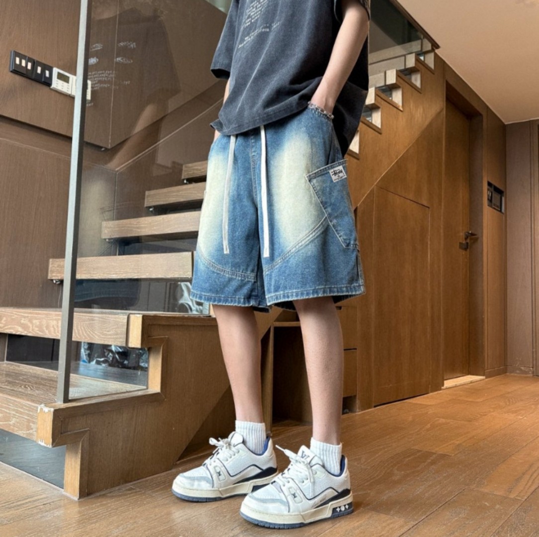 🛒购物价： 💰125。 
Stussy/斯图西 夏季海外版美式复古工装牛仔短裤五分裤，男女同款。

甄选原单复刻牛仔布面料，搭配复古水洗工艺，每一件都是反复多次水洗才能达到最佳的色彩，腰围采用抽绳松紧腰设计，裤型左侧后口袋斯图西贴标设计。 

夏季百搭款，随机搭配任意上衣都超级好看，ins/小红书 教你搭配上身，男生女生都可以穿，也可搭配情侣。

颜色：怀旧蓝 浅蓝
尺码：M-3XL（见图9）