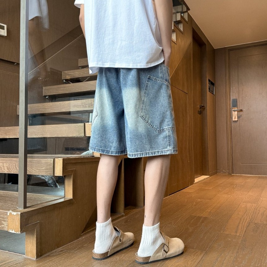 🛒购物价： 💰125。 
Stussy/斯图西 夏季海外版美式复古工装牛仔短裤五分裤，男女同款。

甄选原单复刻牛仔布面料，搭配复古水洗工艺，每一件都是反复多次水洗才能达到最佳的色彩，腰围采用抽绳松紧腰设计，裤型左侧后口袋斯图西贴标设计。 

夏季百搭款，随机搭配任意上衣都超级好看，ins/小红书 教你搭配上身，男生女生都可以穿，也可搭配情侣。

颜色：怀旧蓝 浅蓝
尺码：M-3XL（见图9）