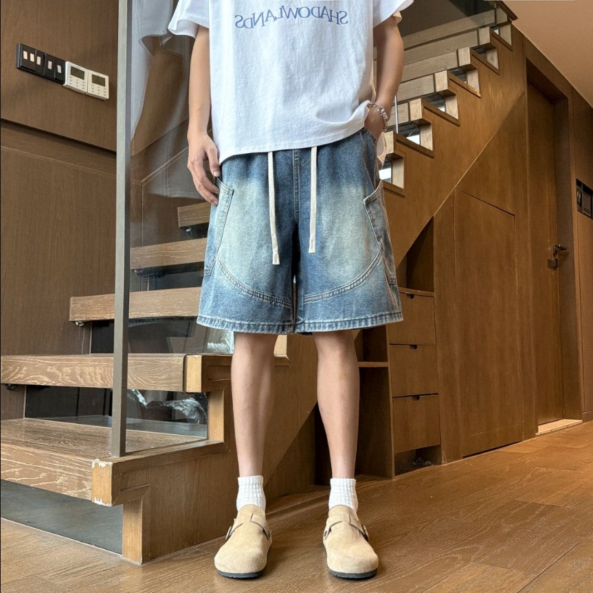 🛒购物价： 💰125。 
Stussy/斯图西 夏季海外版美式复古工装牛仔短裤五分裤，男女同款。

甄选原单复刻牛仔布面料，搭配复古水洗工艺，每一件都是反复多次水洗才能达到最佳的色彩，腰围采用抽绳松紧腰设计，裤型左侧后口袋斯图西贴标设计。 

夏季百搭款，随机搭配任意上衣都超级好看，ins/小红书 教你搭配上身，男生女生都可以穿，也可搭配情侣。

颜色：怀旧蓝 浅蓝
尺码：M-3XL（见图9）