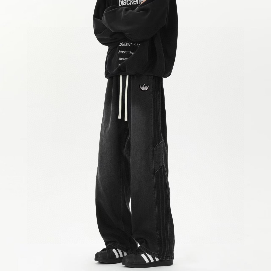 💰120。
Adidas/阿迪达斯三叶草 专柜新品侧边三条杠条纹拼接美式直筒牛仔裤长裤，男女同款。

上身非常简单帅气有型的一款牛仔裤，男女同款情侣款都是可以轻松驾驭。

甄选高品质牛仔布面料，设计感十足，上身百搭不挑人，适合各种身材，喜欢速入。

颜色:黑色 浅蓝色 深蓝色
尺码:M-3XL（见图9）