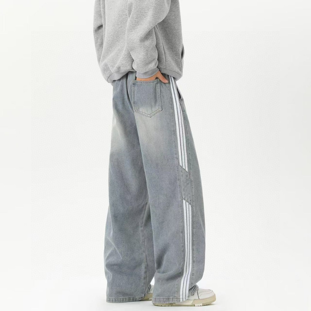  💰120。
Adidas/阿迪达斯三叶草 专柜新品侧边三条杠条纹拼接美式直筒牛仔裤长裤，男女同款。

上身非常简单帅气有型的一款牛仔裤，男女同款情侣款都是可以轻松驾驭。

甄选高品质牛仔布面料，设计感十足，上身百搭不挑人，适合各种身材，喜欢速入。

颜色:黑色 浅蓝色 深蓝色
尺码:M-3XL（见图9）