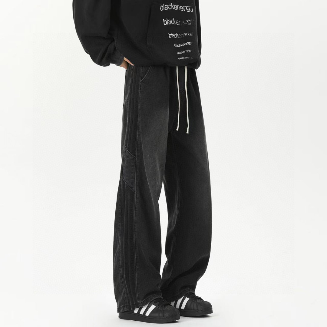  💰120。
Adidas/阿迪达斯三叶草 专柜新品侧边三条杠条纹拼接美式直筒牛仔裤长裤，男女同款。

上身非常简单帅气有型的一款牛仔裤，男女同款情侣款都是可以轻松驾驭。

甄选高品质牛仔布面料，设计感十足，上身百搭不挑人，适合各种身材，喜欢速入。

颜色:黑色 浅蓝色 深蓝色
尺码:M-3XL（见图9）
