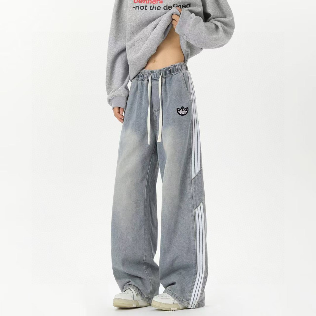  💰120。
Adidas/阿迪达斯三叶草 专柜新品侧边三条杠条纹拼接美式直筒牛仔裤长裤，男女同款。

上身非常简单帅气有型的一款牛仔裤，男女同款情侣款都是可以轻松驾驭。

甄选高品质牛仔布面料，设计感十足，上身百搭不挑人，适合各种身材，喜欢速入。

颜色:黑色 浅蓝色 深蓝色
尺码:M-3XL（见图9）