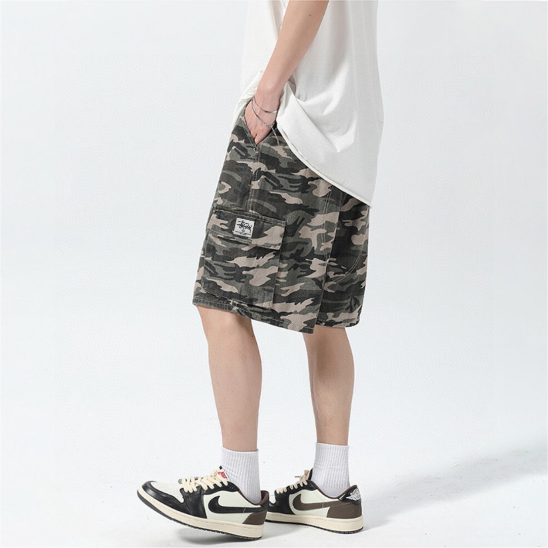🛒购物价： 💰125。 
Stussy/斯图西 夏季海外版美式复古迷彩工装短裤五分裤休闲裤，男女同款。 

斯图西最经典的迷彩系列工装短裤，ins/小红书 高人气爆款短裤，专柜一件难求，重磅工艺品质搭配高质感面料，简直不太完美。 版型宽松休闲百搭不挑人，男女都可以穿，日常休闲运动上街百搭短裤

颜色:迷彩 
尺码:M-3XL（见图9）
