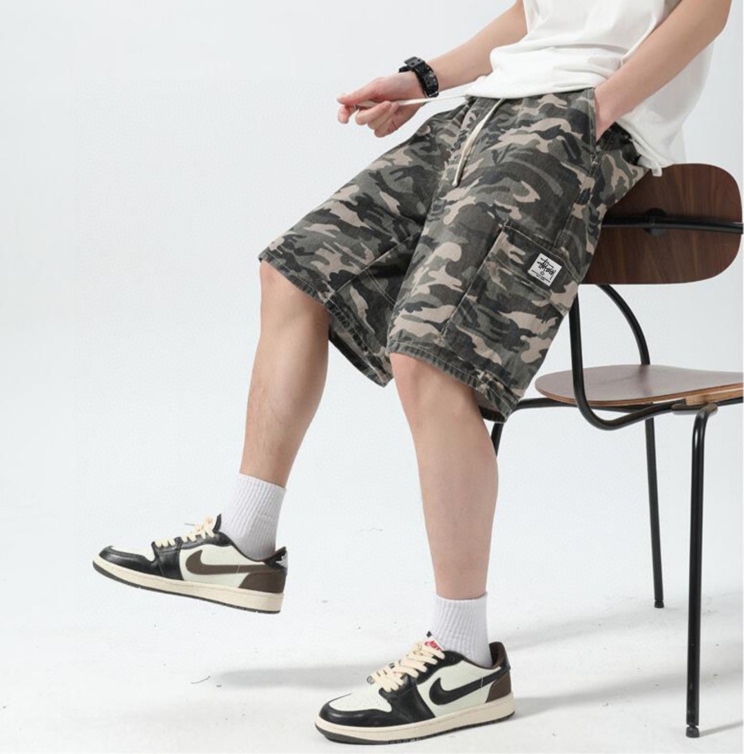 🛒购物价： 💰125。 
Stussy/斯图西 夏季海外版美式复古迷彩工装短裤五分裤休闲裤，男女同款。 

斯图西最经典的迷彩系列工装短裤，ins/小红书 高人气爆款短裤，专柜一件难求，重磅工艺品质搭配高质感面料，简直不太完美。 版型宽松休闲百搭不挑人，男女都可以穿，日常休闲运动上街百搭短裤

颜色:迷彩 
尺码:M-3XL（见图9）