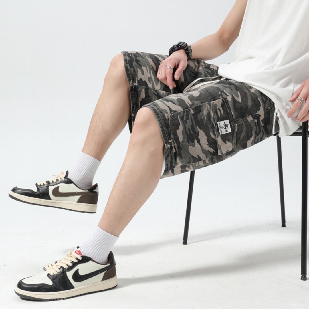 🛒购物价： 💰125。 
Stussy/斯图西 夏季海外版美式复古迷彩工装短裤五分裤休闲裤，男女同款。 

斯图西最经典的迷彩系列工装短裤，ins/小红书 高人气爆款短裤，专柜一件难求，重磅工艺品质搭配高质感面料，简直不太完美。 版型宽松休闲百搭不挑人，男女都可以穿，日常休闲运动上街百搭短裤

颜色:迷彩 
尺码:M-3XL（见图9）