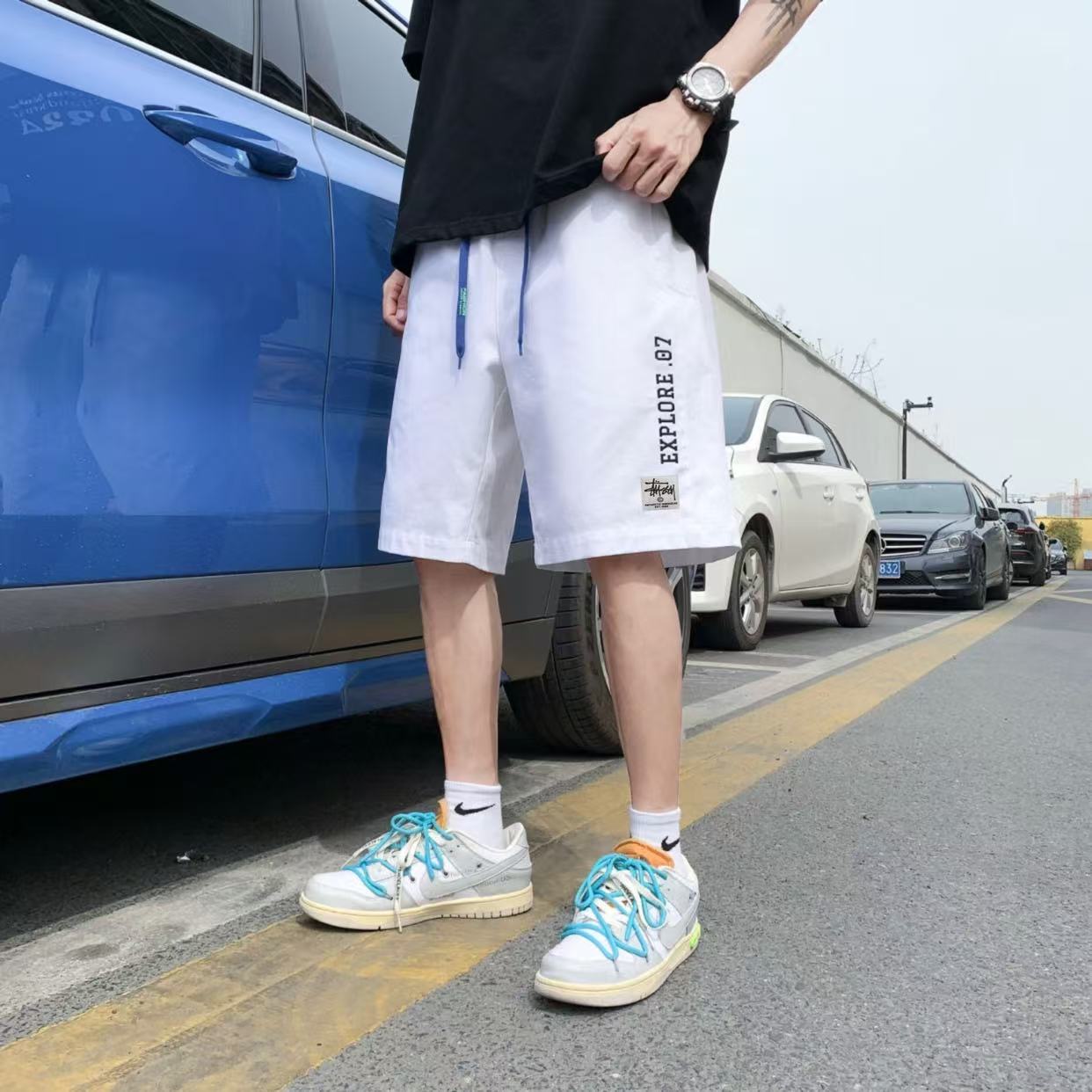 🛒购物价： 💰105。
Stussy/斯图西 夏季海外版美式纯棉字母刺绣运动休闲短裤五分裤沙滩裤

ins/小红书/微博网红博主强强推荐  各大网红上身 夏季穿搭好物， 休闲风不管您什么体型 都可以轻松驾驭，裤脚北面紫标贴标，简约又不简单。

显瘦必爆简约百搭爆款，做工精细，品质颜值完美兼备。。上街回头率💯 刷街必备  极力推荐 !!

颜色:黑色 白色 卡其色
尺码:M-3XL（见图9）