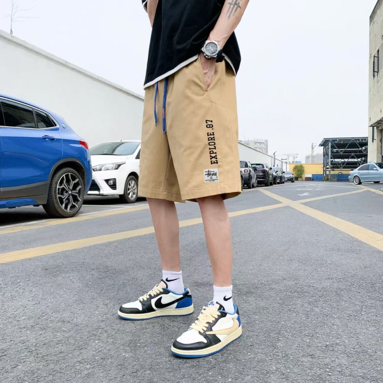🛒购物价： 💰105。
Stussy/斯图西 夏季海外版美式纯棉字母刺绣运动休闲短裤五分裤沙滩裤

ins/小红书/微博网红博主强强推荐  各大网红上身 夏季穿搭好物， 休闲风不管您什么体型 都可以轻松驾驭，裤脚北面紫标贴标，简约又不简单。

显瘦必爆简约百搭爆款，做工精细，品质颜值完美兼备。。上街回头率💯 刷街必备  极力推荐 !!

颜色:黑色 白色 卡其色
尺码:M-3XL（见图9）