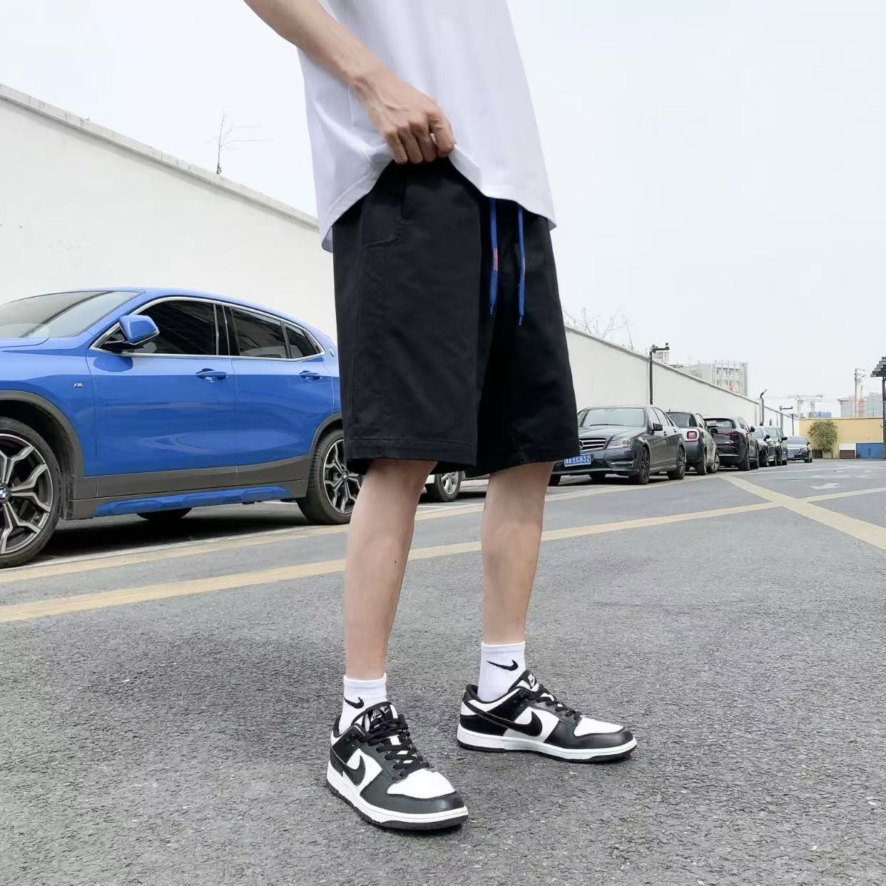 🛒购物价： 💰105。
Stussy/斯图西 夏季海外版美式纯棉字母刺绣运动休闲短裤五分裤沙滩裤

ins/小红书/微博网红博主强强推荐  各大网红上身 夏季穿搭好物， 休闲风不管您什么体型 都可以轻松驾驭，裤脚北面紫标贴标，简约又不简单。

显瘦必爆简约百搭爆款，做工精细，品质颜值完美兼备。。上街回头率💯 刷街必备  极力推荐 !!

颜色:黑色 白色 卡其色
尺码:M-3XL（见图9）