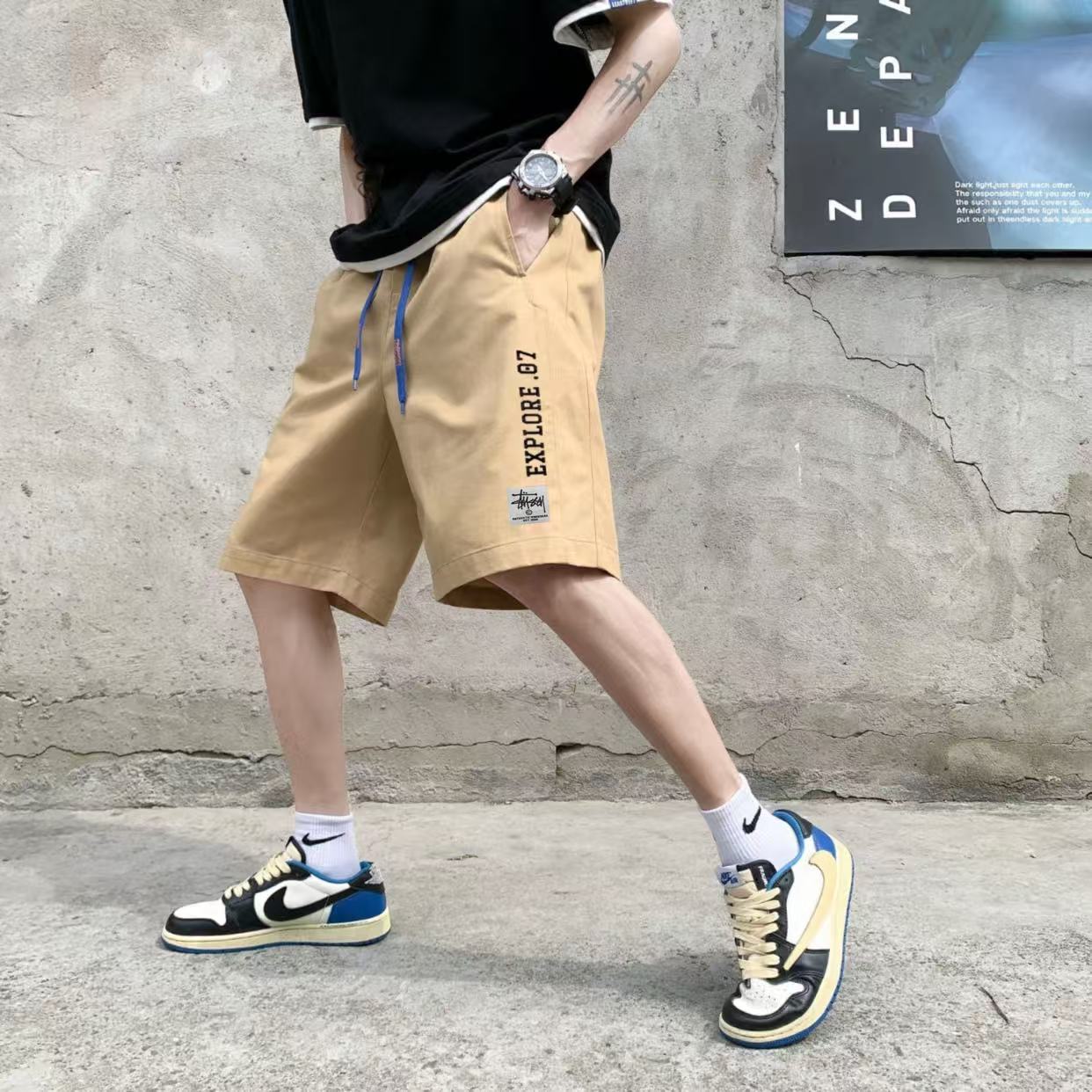 🛒购物价： 💰105。
Stussy/斯图西 夏季海外版美式纯棉字母刺绣运动休闲短裤五分裤沙滩裤

ins/小红书/微博网红博主强强推荐  各大网红上身 夏季穿搭好物， 休闲风不管您什么体型 都可以轻松驾驭，裤脚北面紫标贴标，简约又不简单。

显瘦必爆简约百搭爆款，做工精细，品质颜值完美兼备。。上街回头率💯 刷街必备  极力推荐 !!

颜色:黑色 白色 卡其色
尺码:M-3XL（见图9）