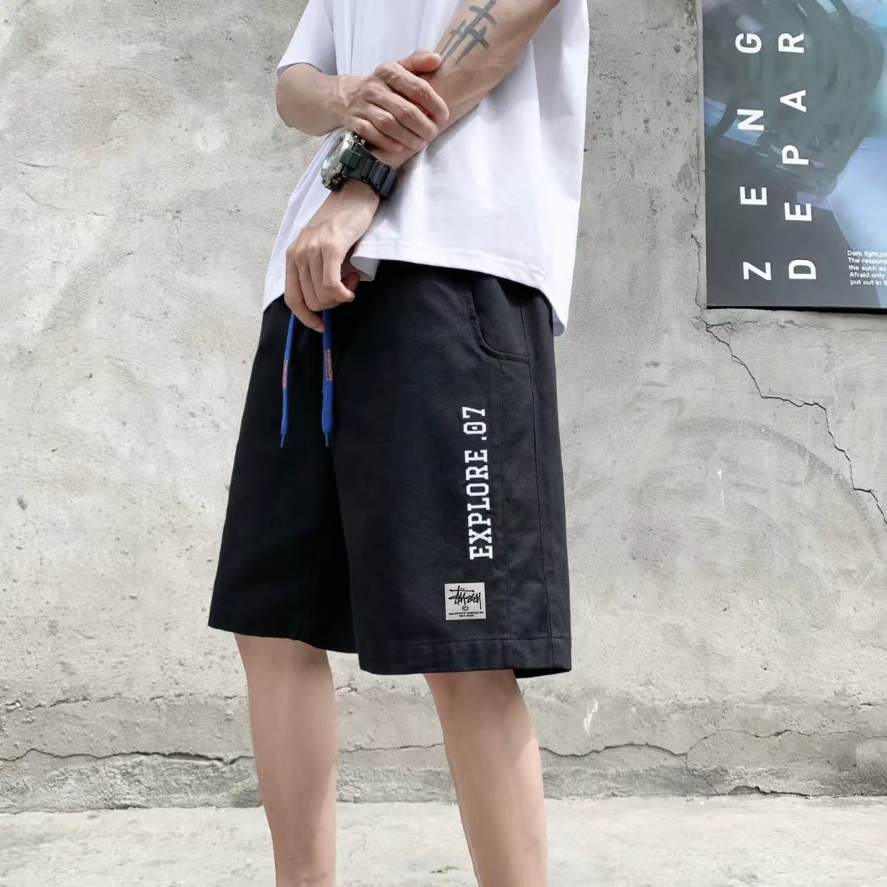 🛒购物价： 💰105。
Stussy/斯图西 夏季海外版美式纯棉字母刺绣运动休闲短裤五分裤沙滩裤

ins/小红书/微博网红博主强强推荐  各大网红上身 夏季穿搭好物， 休闲风不管您什么体型 都可以轻松驾驭，裤脚北面紫标贴标，简约又不简单。

显瘦必爆简约百搭爆款，做工精细，品质颜值完美兼备。。上街回头率💯 刷街必备  极力推荐 !!

颜色:黑色 白色 卡其色
尺码:M-3XL（见图9）