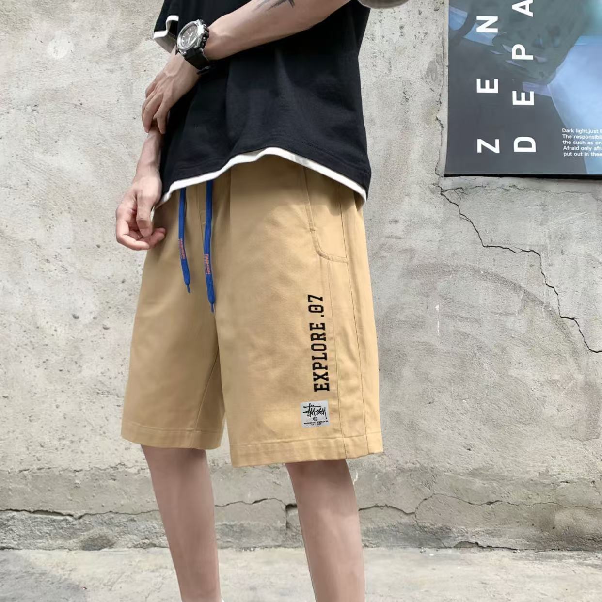 🛒购物价： 💰105。
Stussy/斯图西 夏季海外版美式纯棉字母刺绣运动休闲短裤五分裤沙滩裤

ins/小红书/微博网红博主强强推荐  各大网红上身 夏季穿搭好物， 休闲风不管您什么体型 都可以轻松驾驭，裤脚北面紫标贴标，简约又不简单。

显瘦必爆简约百搭爆款，做工精细，品质颜值完美兼备。。上街回头率💯 刷街必备  极力推荐 !!

颜色:黑色 白色 卡其色
尺码:M-3XL（见图9）