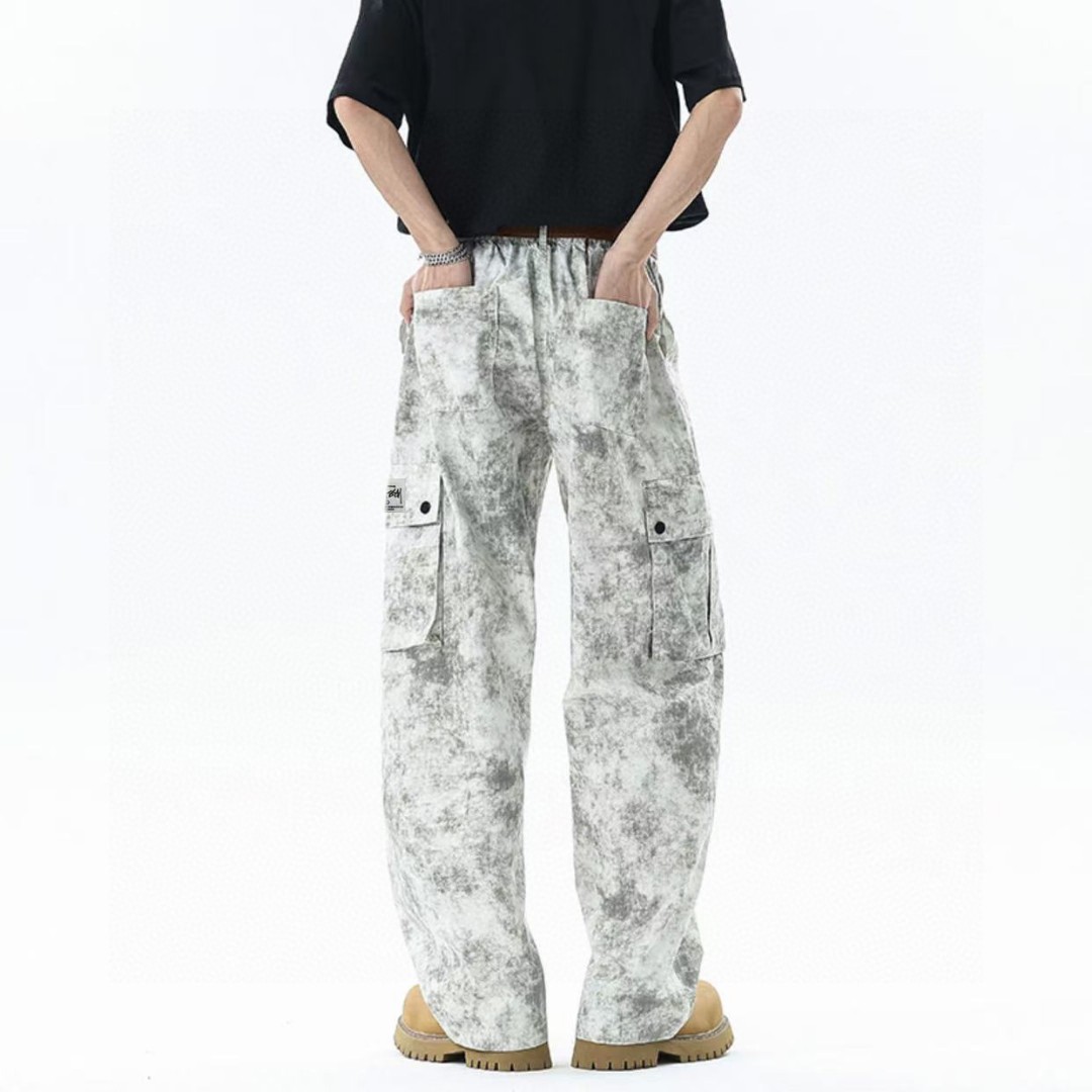 🛒购物价： 💰140。
Stussy/斯图西 美式复古扎染纯棉工装裤脏脏裤休闲裤长裤，男女同款。

甄选纯棉面料，原单复刻区别市场垃圾货，采用复古扎染工艺，个性十足，裤型两侧立体工装口袋设计，袋口斯图西贴标设计，满满的诚意感。

oversize宽松版型，不挑人不挑身材，随意百搭，四季都可以穿的休闲裤，店主强烈推荐，男生女生情侣都可以穿。

颜色：白色 灰色 卡其色
尺码：M-3XL（见图9）