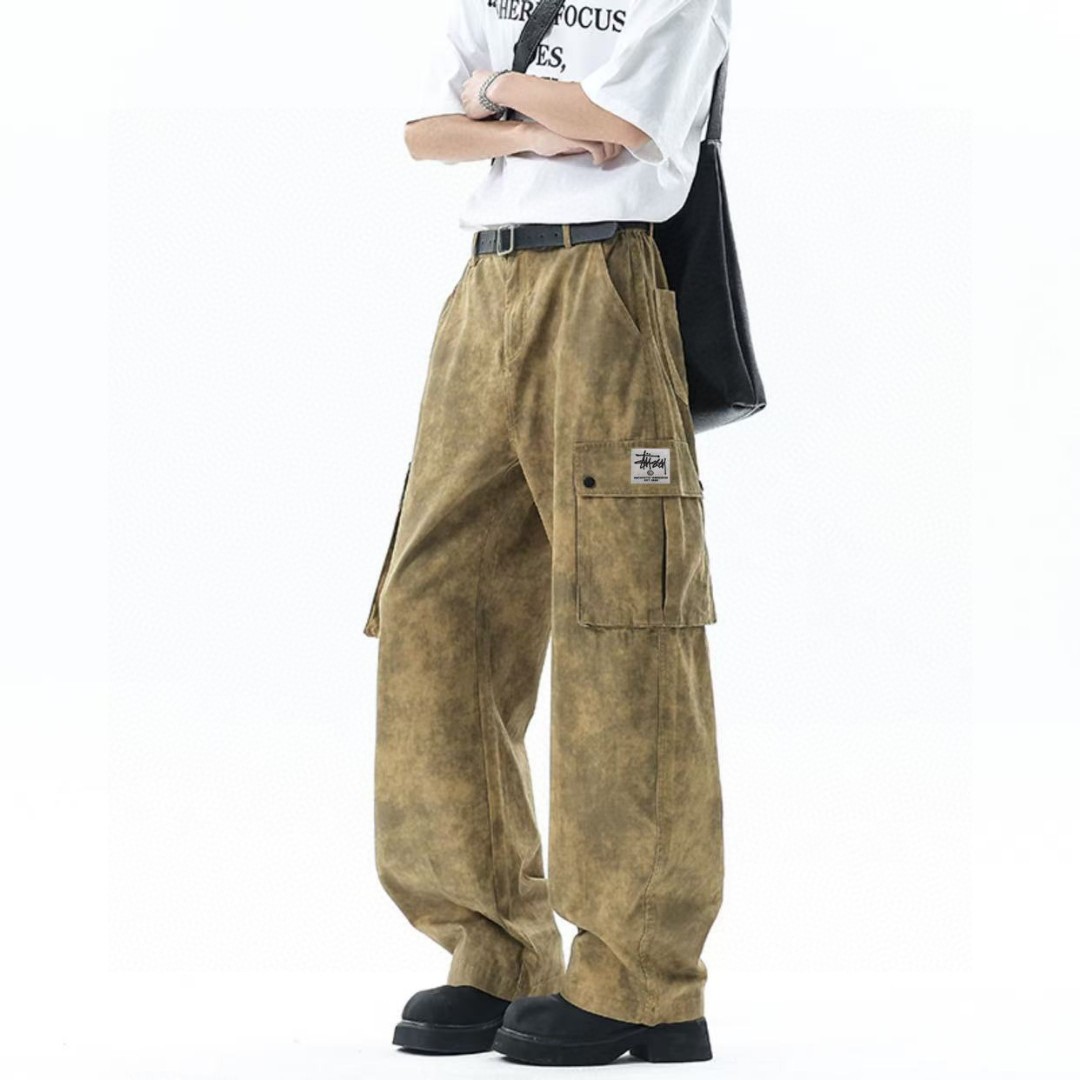 🛒购物价： 💰140。
Stussy/斯图西 美式复古扎染纯棉工装裤脏脏裤休闲裤长裤，男女同款。

甄选纯棉面料，原单复刻区别市场垃圾货，采用复古扎染工艺，个性十足，裤型两侧立体工装口袋设计，袋口斯图西贴标设计，满满的诚意感。

oversize宽松版型，不挑人不挑身材，随意百搭，四季都可以穿的休闲裤，店主强烈推荐，男生女生情侣都可以穿。

颜色：白色 灰色 卡其色
尺码：M-3XL（见图9）
