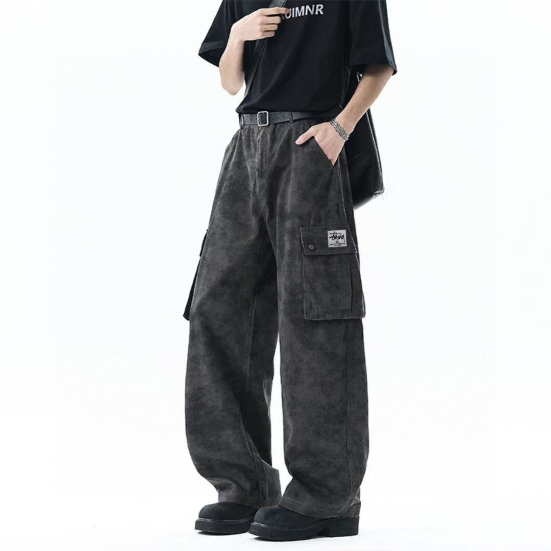 🛒购物价： 💰140。
Stussy/斯图西 美式复古扎染纯棉工装裤脏脏裤休闲裤长裤，男女同款。

甄选纯棉面料，原单复刻区别市场垃圾货，采用复古扎染工艺，个性十足，裤型两侧立体工装口袋设计，袋口斯图西贴标设计，满满的诚意感。

oversize宽松版型，不挑人不挑身材，随意百搭，四季都可以穿的休闲裤，店主强烈推荐，男生女生情侣都可以穿。

颜色：白色 灰色 卡其色
尺码：M-3XL（见图9）