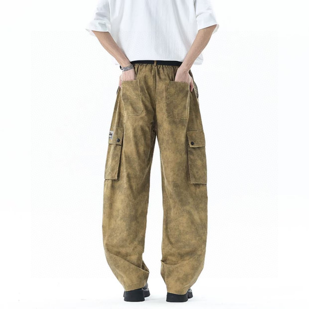 🛒购物价： 💰140。
Stussy/斯图西 美式复古扎染纯棉工装裤脏脏裤休闲裤长裤，男女同款。

甄选纯棉面料，原单复刻区别市场垃圾货，采用复古扎染工艺，个性十足，裤型两侧立体工装口袋设计，袋口斯图西贴标设计，满满的诚意感。

oversize宽松版型，不挑人不挑身材，随意百搭，四季都可以穿的休闲裤，店主强烈推荐，男生女生情侣都可以穿。

颜色：白色 灰色 卡其色
尺码：M-3XL（见图9）