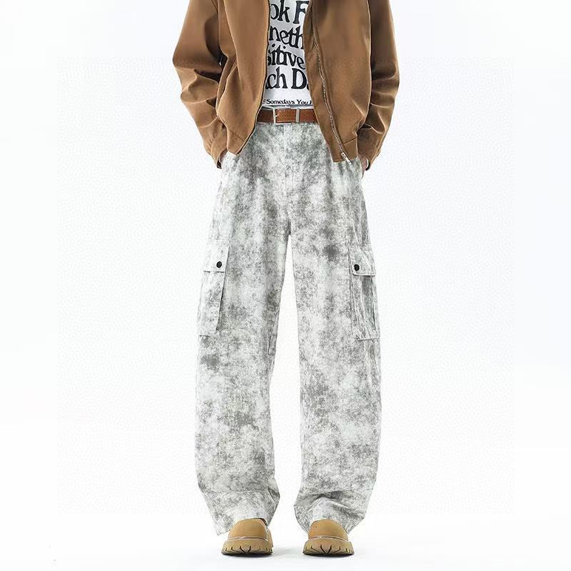 🛒购物价： 💰140。
Stussy/斯图西 美式复古扎染纯棉工装裤脏脏裤休闲裤长裤，男女同款。

甄选纯棉面料，原单复刻区别市场垃圾货，采用复古扎染工艺，个性十足，裤型两侧立体工装口袋设计，袋口斯图西贴标设计，满满的诚意感。

oversize宽松版型，不挑人不挑身材，随意百搭，四季都可以穿的休闲裤，店主强烈推荐，男生女生情侣都可以穿。

颜色：白色 灰色 卡其色
尺码：M-3XL（见图9）