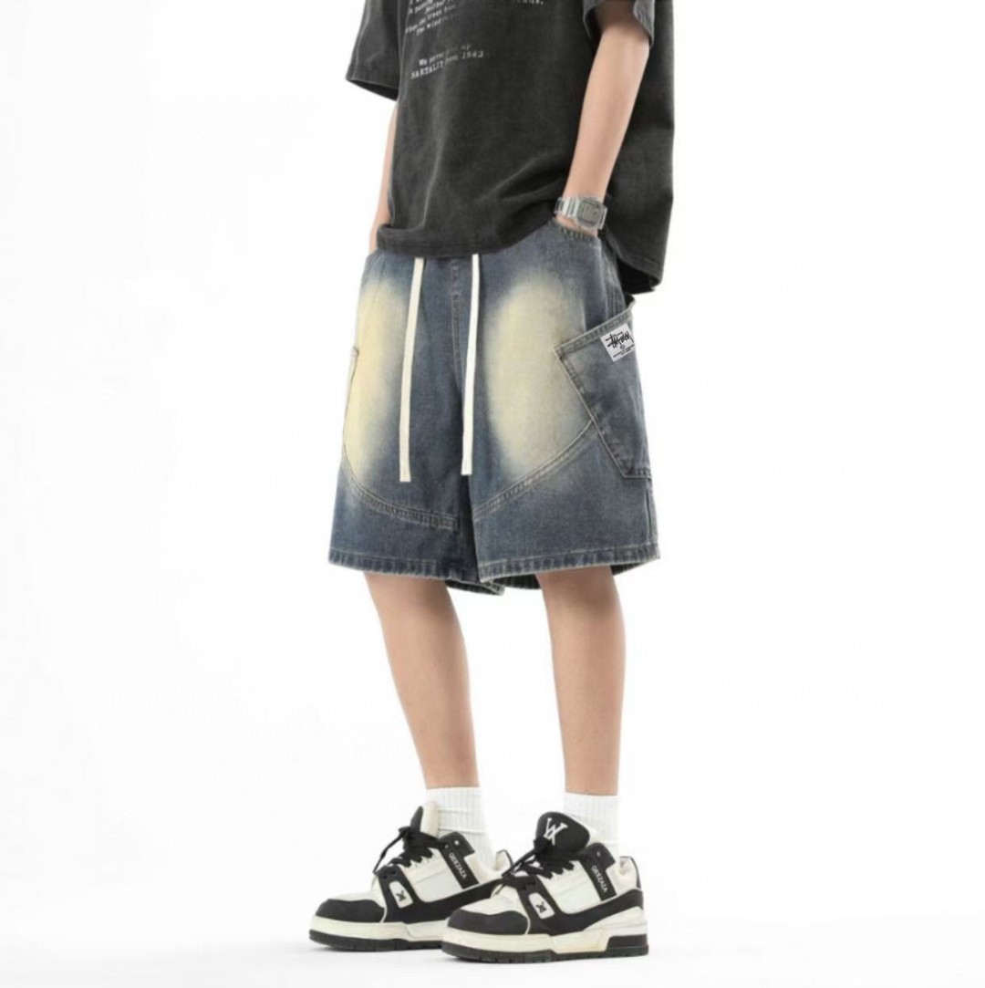 🛒购物价： 💰125。 
Stussy/斯图西 夏季海外版美式复古工装牛仔短裤五分裤，男女同款。

甄选原单复刻牛仔布面料，搭配复古水洗工艺，每一件都是反复多次水洗才能达到最佳的色彩，腰围采用抽绳松紧腰设计，裤型左侧后口袋斯图西贴标设计。 

夏季百搭款，随机搭配任意上衣都超级好看，ins/小红书 教你搭配上身，男生女生都可以穿，也可搭配情侣。

颜色：怀旧蓝 浅蓝
尺码：M-3XL（见图9）