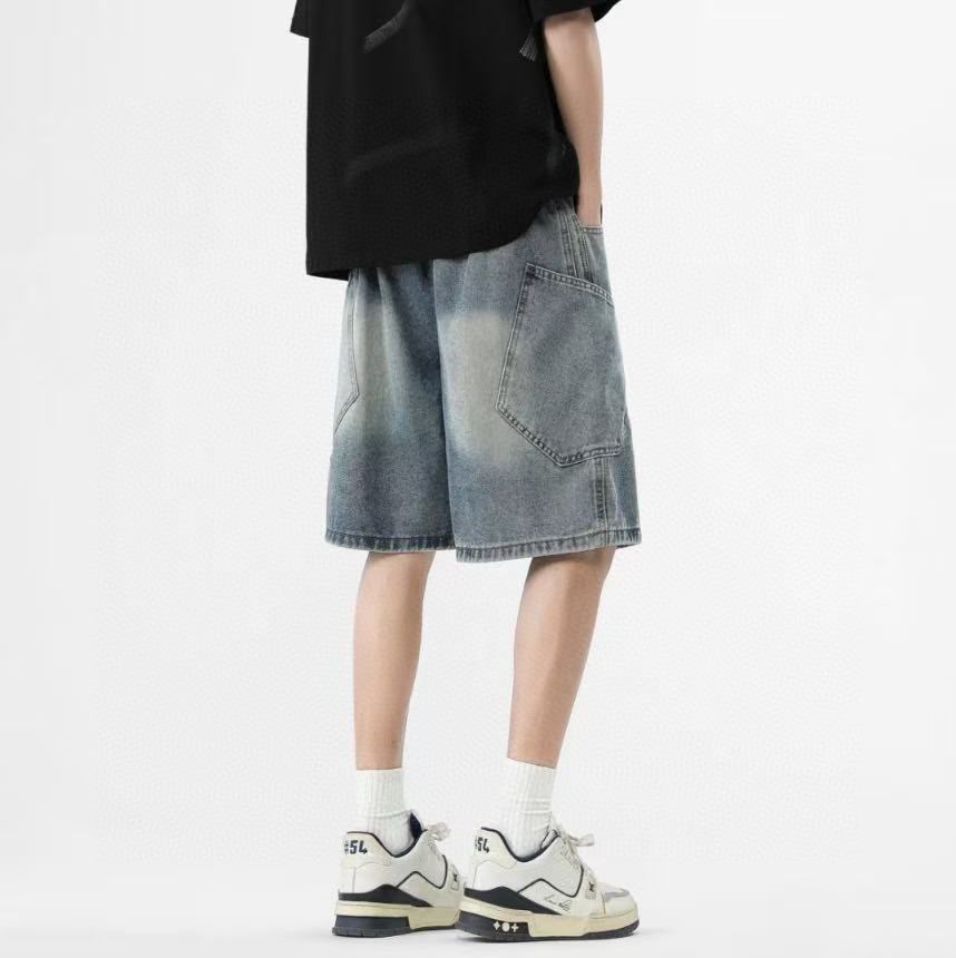 🛒购物价： 💰125。 
Stussy/斯图西 夏季海外版美式复古工装牛仔短裤五分裤，男女同款。

甄选原单复刻牛仔布面料，搭配复古水洗工艺，每一件都是反复多次水洗才能达到最佳的色彩，腰围采用抽绳松紧腰设计，裤型左侧后口袋斯图西贴标设计。 

夏季百搭款，随机搭配任意上衣都超级好看，ins/小红书 教你搭配上身，男生女生都可以穿，也可搭配情侣。

颜色：怀旧蓝 浅蓝
尺码：M-3XL（见图9）