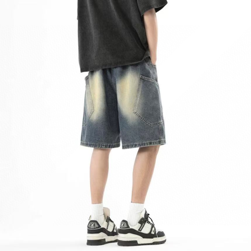 🛒购物价： 💰125。 
Stussy/斯图西 夏季海外版美式复古工装牛仔短裤五分裤，男女同款。

甄选原单复刻牛仔布面料，搭配复古水洗工艺，每一件都是反复多次水洗才能达到最佳的色彩，腰围采用抽绳松紧腰设计，裤型左侧后口袋斯图西贴标设计。 

夏季百搭款，随机搭配任意上衣都超级好看，ins/小红书 教你搭配上身，男生女生都可以穿，也可搭配情侣。

颜色：怀旧蓝 浅蓝
尺码：M-3XL（见图9）