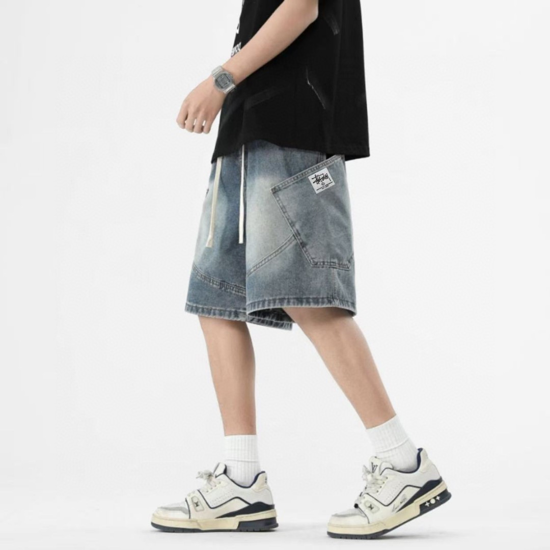 🛒购物价： 💰125。 
Stussy/斯图西 夏季海外版美式复古工装牛仔短裤五分裤，男女同款。

甄选原单复刻牛仔布面料，搭配复古水洗工艺，每一件都是反复多次水洗才能达到最佳的色彩，腰围采用抽绳松紧腰设计，裤型左侧后口袋斯图西贴标设计。 

夏季百搭款，随机搭配任意上衣都超级好看，ins/小红书 教你搭配上身，男生女生都可以穿，也可搭配情侣。

颜色：怀旧蓝 浅蓝
尺码：M-3XL（见图9）