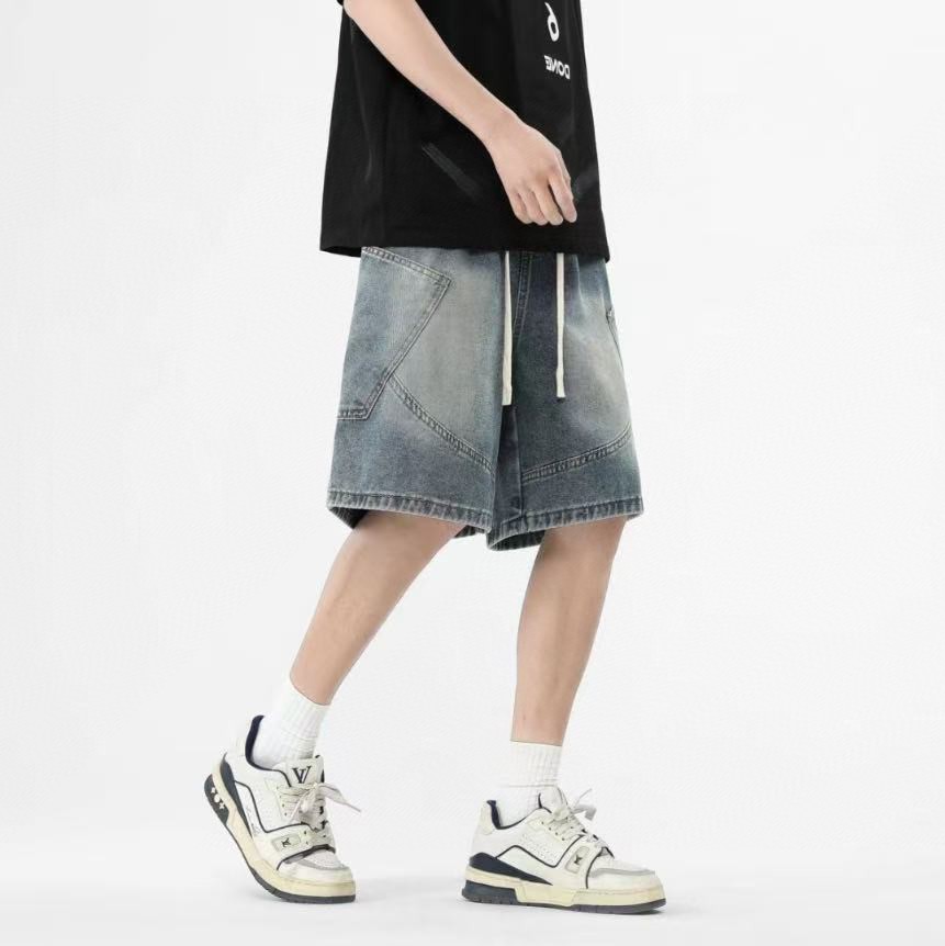 🛒购物价： 💰125。 
Stussy/斯图西 夏季海外版美式复古工装牛仔短裤五分裤，男女同款。

甄选原单复刻牛仔布面料，搭配复古水洗工艺，每一件都是反复多次水洗才能达到最佳的色彩，腰围采用抽绳松紧腰设计，裤型左侧后口袋斯图西贴标设计。 

夏季百搭款，随机搭配任意上衣都超级好看，ins/小红书 教你搭配上身，男生女生都可以穿，也可搭配情侣。

颜色：怀旧蓝 浅蓝
尺码：M-3XL（见图9）
