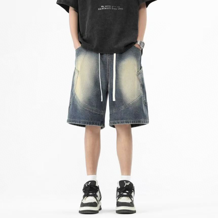 🛒购物价： 💰125。 
Stussy/斯图西 夏季海外版美式复古工装牛仔短裤五分裤，男女同款。

甄选原单复刻牛仔布面料，搭配复古水洗工艺，每一件都是反复多次水洗才能达到最佳的色彩，腰围采用抽绳松紧腰设计，裤型左侧后口袋斯图西贴标设计。 

夏季百搭款，随机搭配任意上衣都超级好看，ins/小红书 教你搭配上身，男生女生都可以穿，也可搭配情侣。

颜色：怀旧蓝 浅蓝
尺码：M-3XL（见图9）