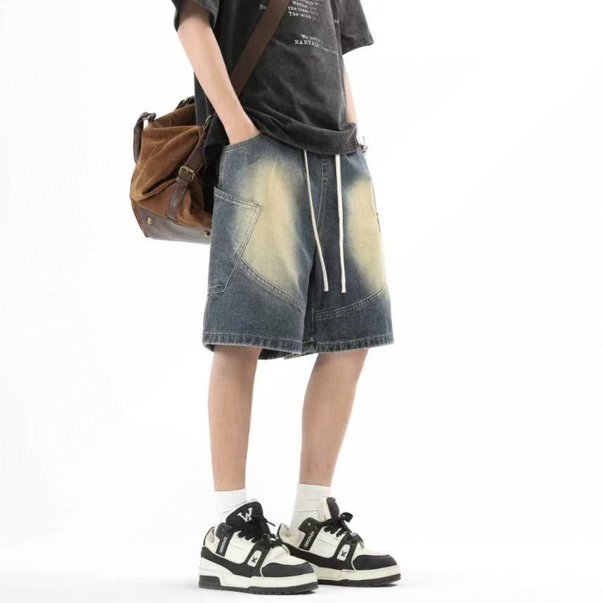 🛒购物价： 💰125。 
Stussy/斯图西 夏季海外版美式复古工装牛仔短裤五分裤，男女同款。

甄选原单复刻牛仔布面料，搭配复古水洗工艺，每一件都是反复多次水洗才能达到最佳的色彩，腰围采用抽绳松紧腰设计，裤型左侧后口袋斯图西贴标设计。 

夏季百搭款，随机搭配任意上衣都超级好看，ins/小红书 教你搭配上身，男生女生都可以穿，也可搭配情侣。

颜色：怀旧蓝 浅蓝
尺码：M-3XL（见图9）