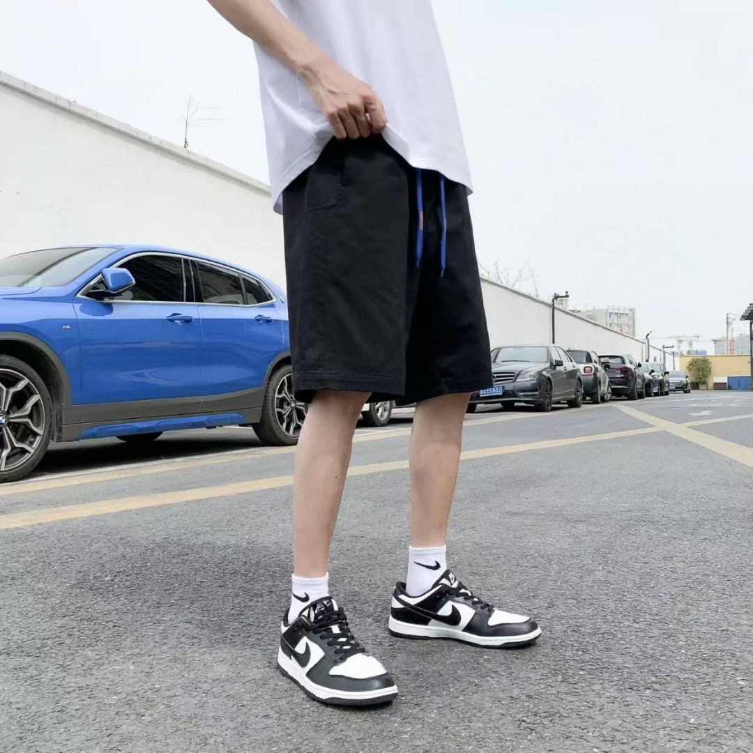  💰90。
Stussy/斯图西 夏季海外版美式纯棉字母刺绣运动休闲短裤五分裤沙滩裤

ins/小红书/微博网红博主强强推荐  各大网红上身 夏季穿搭好物， 休闲风不管您什么体型 都可以轻松驾驭，裤脚北面紫标贴标，简约又不简单。

显瘦必爆简约百搭爆款，做工精细，品质颜值完美兼备。。上街回头率💯 刷街必备  极力推荐 !!

颜色:黑色 白色 卡其色
尺码:M-3XL（见图9）