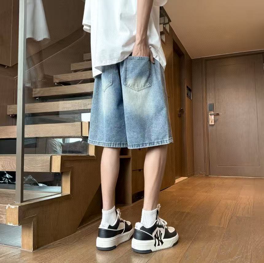  💰110。
Adidas/阿迪达斯三叶草 夏季海外版限定侧边三条杠条纹拼接纯色直筒牛仔短裤五分裤，男女同款。

上身非常简单帅气有型的一款牛仔裤，男女同款情侣款都是可以轻松驾驭。

甄选高品质牛仔布面料，设计感十足，上身百搭不挑人，适合各种身材，喜欢速入。

颜色:浅蓝 怀旧蓝
尺码:M-3XL（见图9）