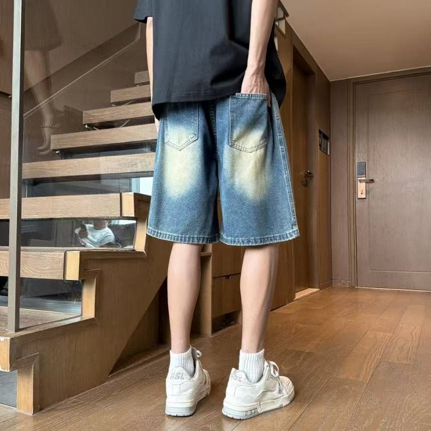 💰110。
Adidas/阿迪达斯三叶草 夏季海外版限定侧边三条杠条纹拼接纯色直筒牛仔短裤五分裤，男女同款。

上身非常简单帅气有型的一款牛仔裤，男女同款情侣款都是可以轻松驾驭。

甄选高品质牛仔布面料，设计感十足，上身百搭不挑人，适合各种身材，喜欢速入。

颜色:浅蓝 怀旧蓝
尺码:M-3XL（见图9）