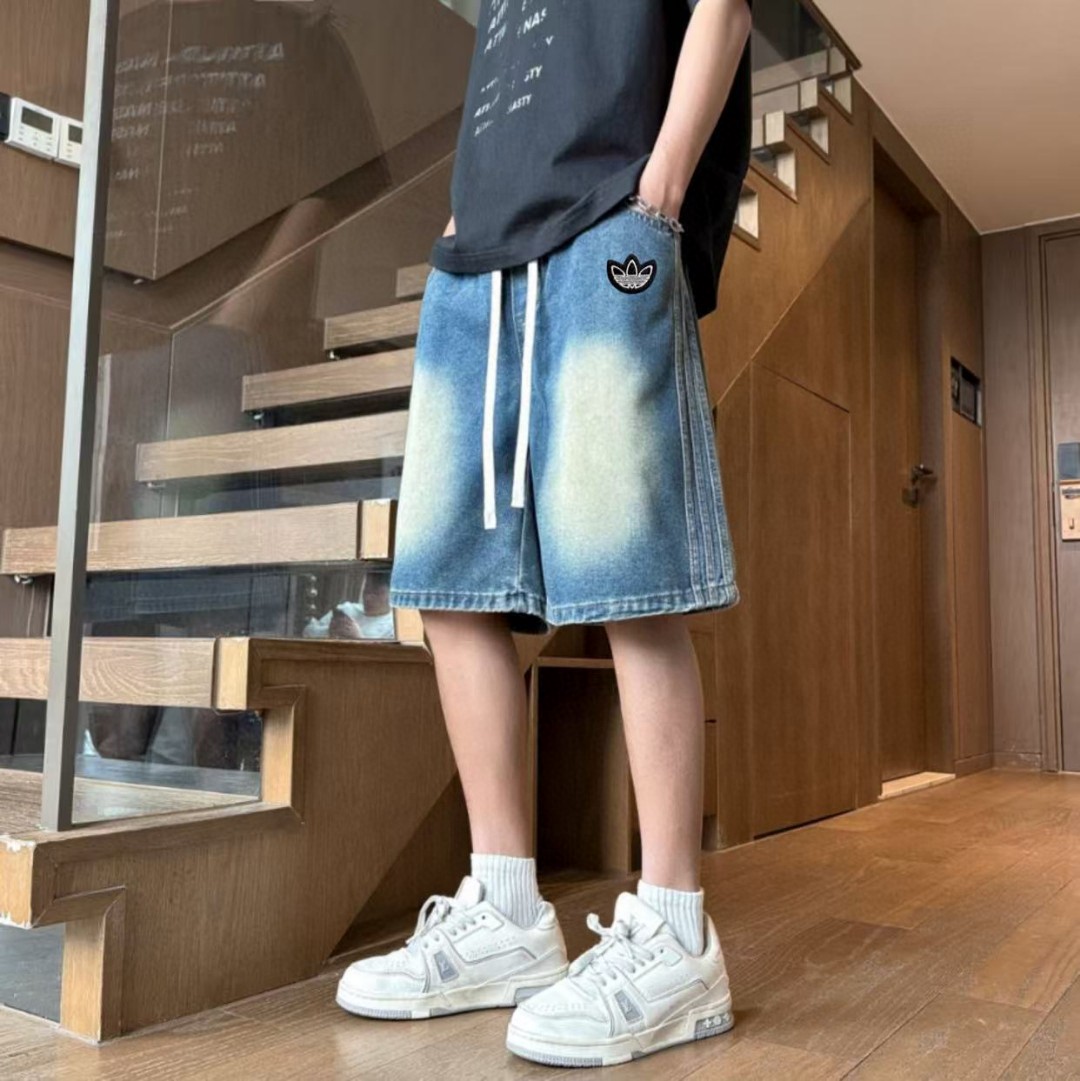  💰110。
Adidas/阿迪达斯三叶草 夏季海外版限定侧边三条杠条纹拼接纯色直筒牛仔短裤五分裤，男女同款。

上身非常简单帅气有型的一款牛仔裤，男女同款情侣款都是可以轻松驾驭。

甄选高品质牛仔布面料，设计感十足，上身百搭不挑人，适合各种身材，喜欢速入。

颜色:浅蓝 怀旧蓝
尺码:M-3XL（见图9）