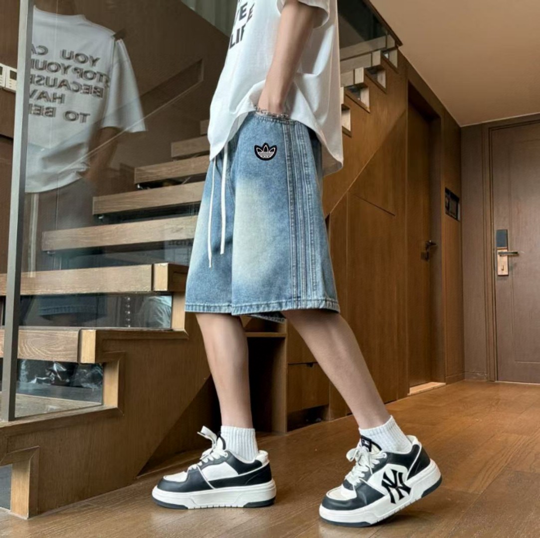  💰110。
Adidas/阿迪达斯三叶草 夏季海外版限定侧边三条杠条纹拼接纯色直筒牛仔短裤五分裤，男女同款。

上身非常简单帅气有型的一款牛仔裤，男女同款情侣款都是可以轻松驾驭。

甄选高品质牛仔布面料，设计感十足，上身百搭不挑人，适合各种身材，喜欢速入。

颜色:浅蓝 怀旧蓝
尺码:M-3XL（见图9）